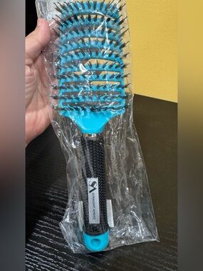 Straight Ahead - Turquoise Vent detangling Brush with Black Handle